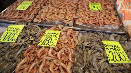 Varios tipos de camarón y sus precios para su venta en un tianguis de México.