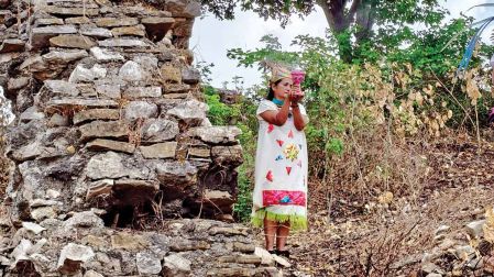 Una persona haciendo un ritual en Zonal del sitio arqueológico El Castillo de Moctezuma.