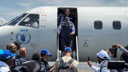 Tedros Adhanom Ghebreyesus, bajando de un avión aeropuerto internacional de Bunia.