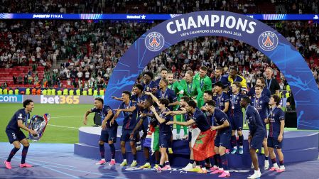 Marquinhos alzó 'La Orejona' en todo lo alto