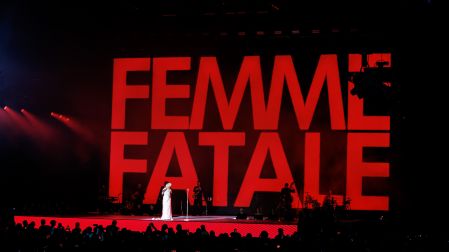El concepto del show emerge de su último disco Femme Fatal