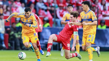 Jugadores de Toluca y Tigres durante la Final de la Concachampions
