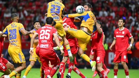 Los jugadores de Tigres y Toluca en la Final de la Concacaf