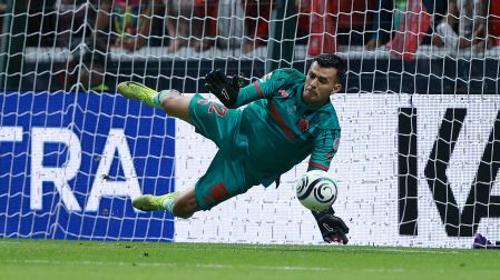 Luis García detiene el penal de Juan José Purata durante la muerte súbita y asegura el título de la Concacaf Champions Cup 2026 para Toluca.