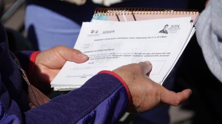 CIUDAD DE MÉXICO, 29NOVIEMBRE2024.- Un asistente firma la solicitud para recibir apoyo gubernamental "Ingreso Ciudadano Universal” para población de 57 a 59 años en la Ciudad de México.
FOTO: GALO CAÑAS/CUARTOSCURO.COM