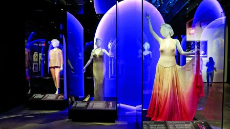 La exposición Marilyn Monroe: Icono de Hollywood, en el El Museo de la Academia de Artes y Ciencias Cinematográficas de Los Ángeles, se exhiben vestidos usados por la actriz.