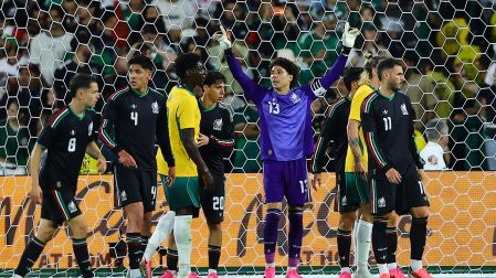 Memo Ochoa en el juego de México vs Australia