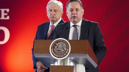 El entonces titular de la Unidad de Inteligencia Financiera de la Secretaría de Hacienda, Santiago Nieto Castillo, y el presidente López Obrador.
