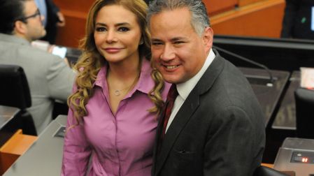 Santiago Nieto y su esposa Carla Humphrey.