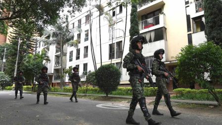 Militares colombianos previo a la elección presidencial patrullan las calles.