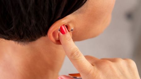 Cómo funciona la auriculoterapia para dejar de fumar
