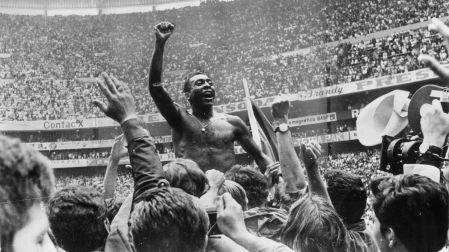 Pelé conquistó en México el tercer título mundial de su carrera al coronarse con Brasil en la Copa del Mundo de 1970. La imagen del astro levantando los brazos tras la final en el Estadio Azteca quedó grabada para siempre en la historia del futbol y fortaleció un vínculo especial con la afición mexicana.