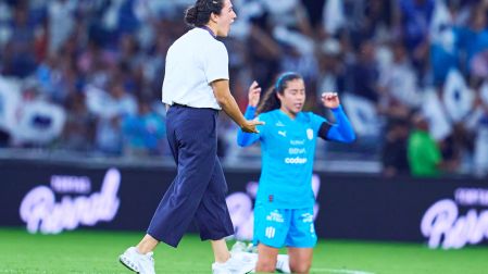 Eva Espejo durante un partido dirigiendo a Rayadas