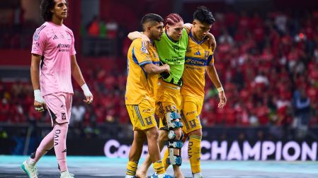 Jugadores de Tigres ayudaron a caminar a Marcelo Flores tras su lesión