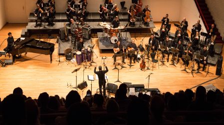 La Orquesta Moderna, ensamble de gran formato fundado y dirigido por Rosino Serrano, presenta sus dos grabaciones más recientes con música de jazz.
