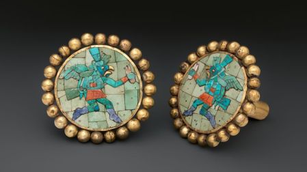 Par de pendientes con alas, elaborados con oro, turquesa, y concha, que pertenecen a la cultura Moche, de la costa de Perú.