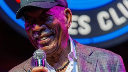 La historia de por qué Morgan Freeman lleva aretes de oro