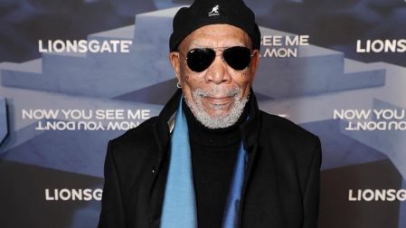 La historia de por qué Morgan Freeman lleva aretes de oro