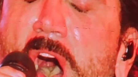 Alejandro Fernández preocupa por el color de su lengua.