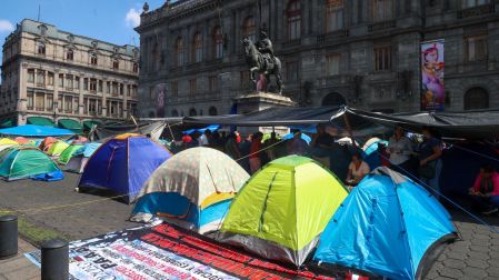 Mantienen el plantón que realizan desde el 15 de mayo en la calle 5 de Mayo, en el Centro Histórico.