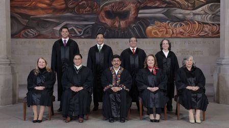 El ministro presidente del Máximo Tribunal acudió, como representante del Poder Judicial de la Federación, a la ceremonia por 84 aniversario de la creación de la Marina Nacional.