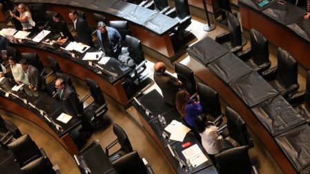 Senadores de oposición dan la espalda
