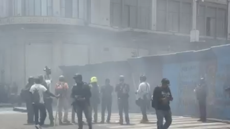 La CNTE retomó sus acciones violentas en el primer cuadro de la capital.