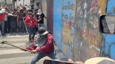 Maestros golpearon con mazos la valla que impide su paso hacia la Plaza de la Constitución.