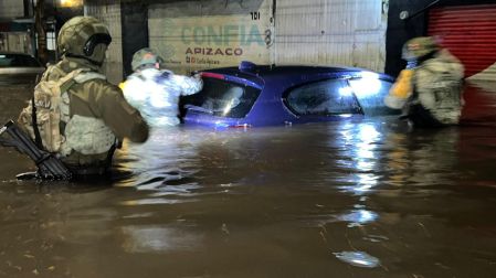 Vecinos del fraccionamiento Bric aseguran que la intensa lluvia los sorprendió y que no les dio tiempo de reaccionar, ya que el agua entró por el mismo drenaje de sus departamentos.