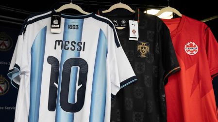 Las playeras piratas que decomisaron en Toronto