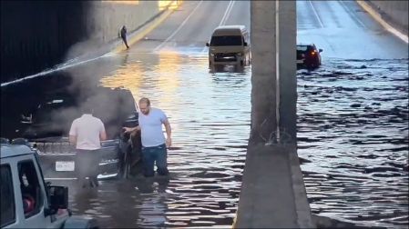 Vehículos varados en el paso a desnivel de la carretera a Nogales