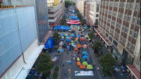 Los maestros ocupan calles a una cuadra del Zócalo, sobre 20 de Noviembre.