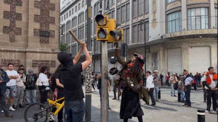 El magisterio disidente acusa que infiltrados realizaron destrozos.