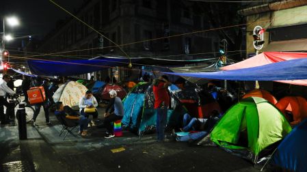 Carpas, lonas y tiendas de campaña lucen a una cuadra del Zócalo, sede del Fan Fest.
