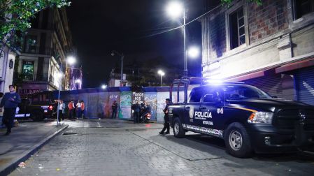 Policías vigilan el perímetro del Centro Histórico que está vallado.