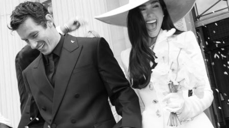 Dua Lipa confirmó su matrimonio con Callum Turner al compartir fotografías inéditas de la ceremonia.