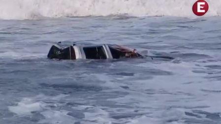 Un hombre ignoró las advertencias de Protección Civil y se acercó hasta la orilla de la playa con su vehículo, el cual fue arrastrado por la corriente.