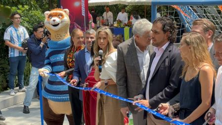 Corte de listón con directivos del Papalote Museo del Niño, Alcaldía Miguel Hidalgo y patrocinadores.