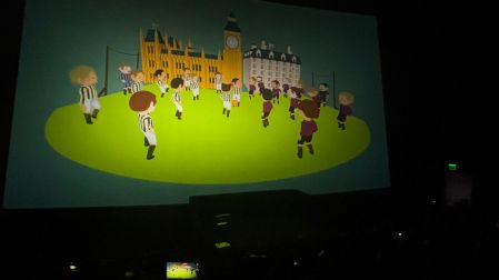 La experiencia inicia con un cortometraje animado sobre el futbol, sus reglas y origen.