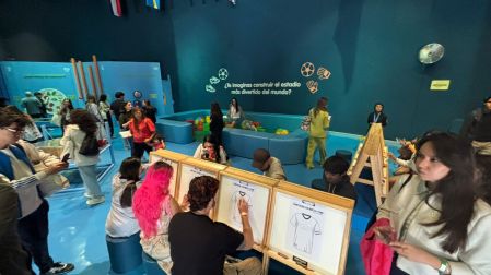 Arte y retos de habilidad en el futbol en la nueva exposición del Papalote Museo del Niño.