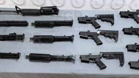 Las armas estaban ocultas en el compartimento de la caja de la camioneta.
