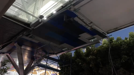 La protección de un puente peatonal cayó hacia la avenida.