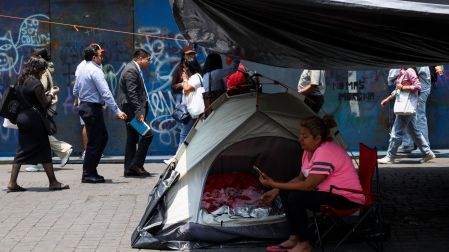 CIUDAD DE MÉXICO, 02JUNIO2026.- Cientos de maestras y maestros de la Coordinadora Nacional de Trabajadores de la Educación (CNTE) mantienen campamentos en las diferentes calles aledañas al primer cuadro del Centro Histórico. Las y los docentes continúan en negociaciones y realizando bloqueos en búsqueda de un aumento salarial, derogación de la ley del ISSSTE y el sistema de pensiones. FOTO: GALO CAÑAS/CUARTOSCURO.COM