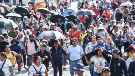 CIUDAD DE MÉXICO, 02JUNIO2026.- Maestros de de la Coordinadora Nacional de Trabajadores de la Educación (CNTE) retiraron tras más de tres horas el bloqueo de avenida Paseo de la Reforma para marchar sobre Paseo de la Reforma, y dirigirse al "caballito" para reunirse con líderes del magisterio luego de terminar la mesa de diálogo con autoridades de la Secretaría de Gobernación.FOTO: MARIO JASSO/CUARTOSCURO.COM
