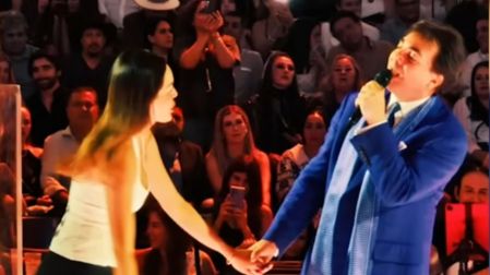 El intérprete de “Azul” la invitó a subir al escenario para cantar junto a él.