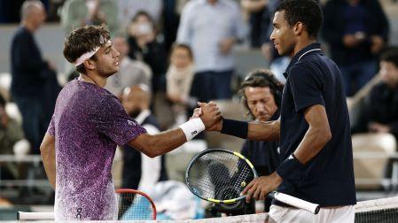 Flavio Cobolli y Félix Auger-Aliassime saludándose en Roland Garros