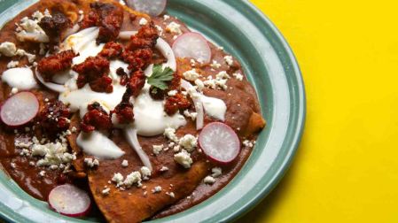 Receta de enfrijoladas con chipotle, rellenas de jamón