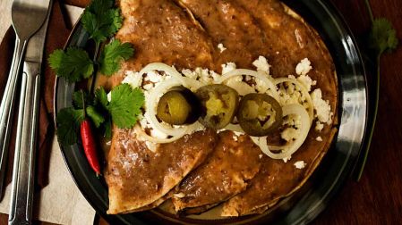 Receta de enfrijoladas con chipotle, rellenas de jamón