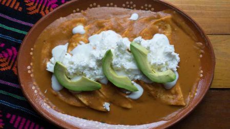 Receta de enfrijoladas con chipotle, rellenas de jamón