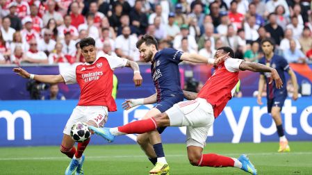 Hincapié formó parte de la gran temporada del Arsenal culminando con un título de la Premier League y llegando a la final de la Champions League